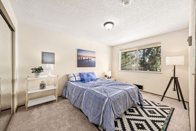 Building Photo - Charming 2 bed, 1 bath Lynnwood Condo, $1695/mo.