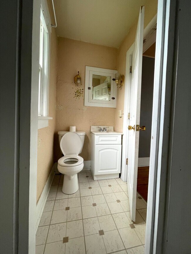 Building Photo - Three Bedroom Single Family Home In La Crosse