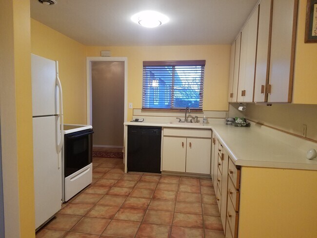 Building Photo - Downtown Burien duplex - main floor rambler unit - 3 bedroom 1 bath, storage & washer/dryer! Avai...
