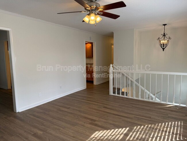 Building Photo - 11105 Lake Hills Dr