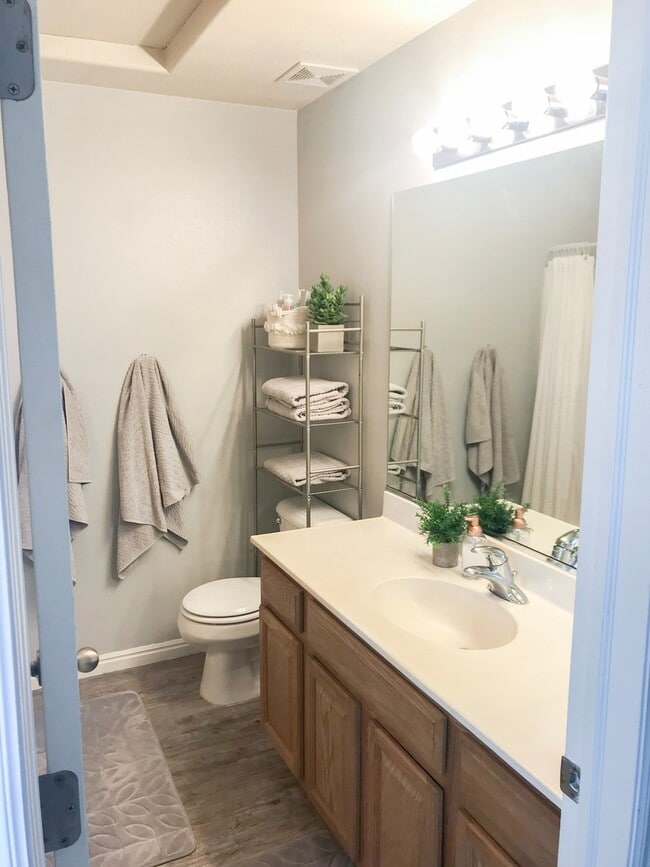 Building Photo - 3 bedroom, 2 bath townhome, end unit, grea...