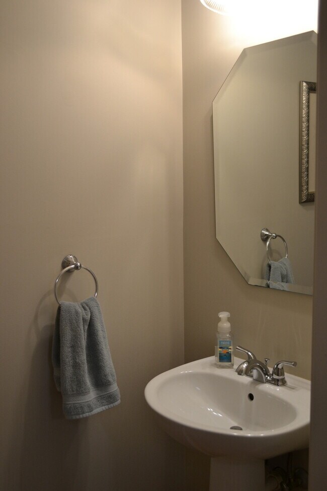 Building Photo - 2990 Peachtree Cir