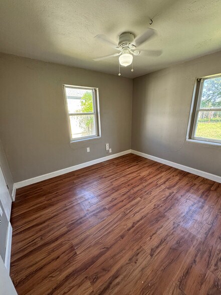 Building Photo - 4613 SW 16th Ave