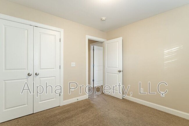 Building Photo - 302 Shallow Dr