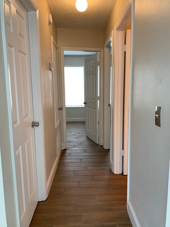 Building Photo - 3 Bedroom Remodeled Home in Surrey Ridge