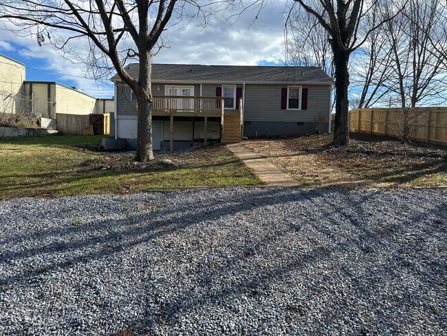 Primary Photo - Lovely Three Bed Two Full Bath Ranch Home ...