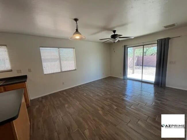 Building Photo - Light and bright 3bd/2ba