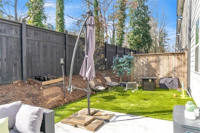 Building Photo - 790 Belrose Dr SE