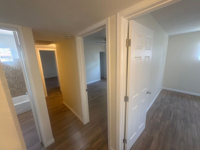 Building Photo - 2746 W Glenrosa Ave
