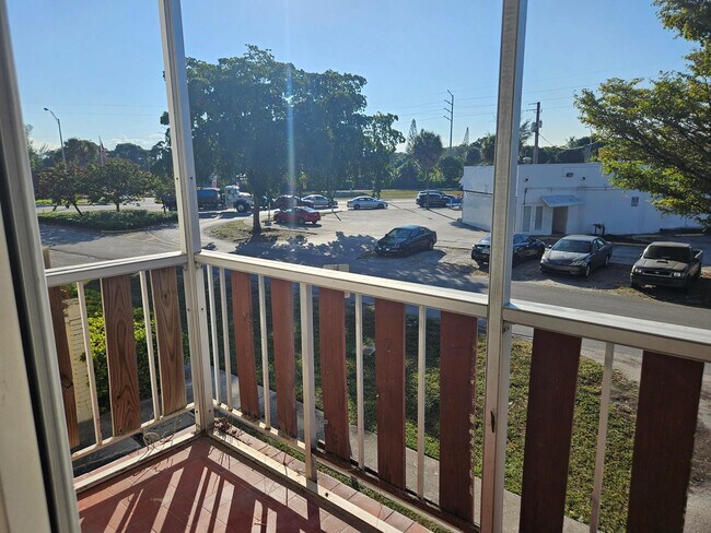 Building Photo - 13655 NE 10th Ave