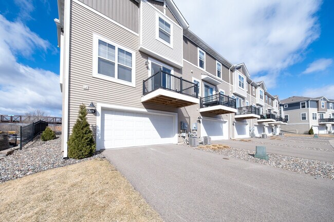 Building Photo - 2209 Gateway Curv