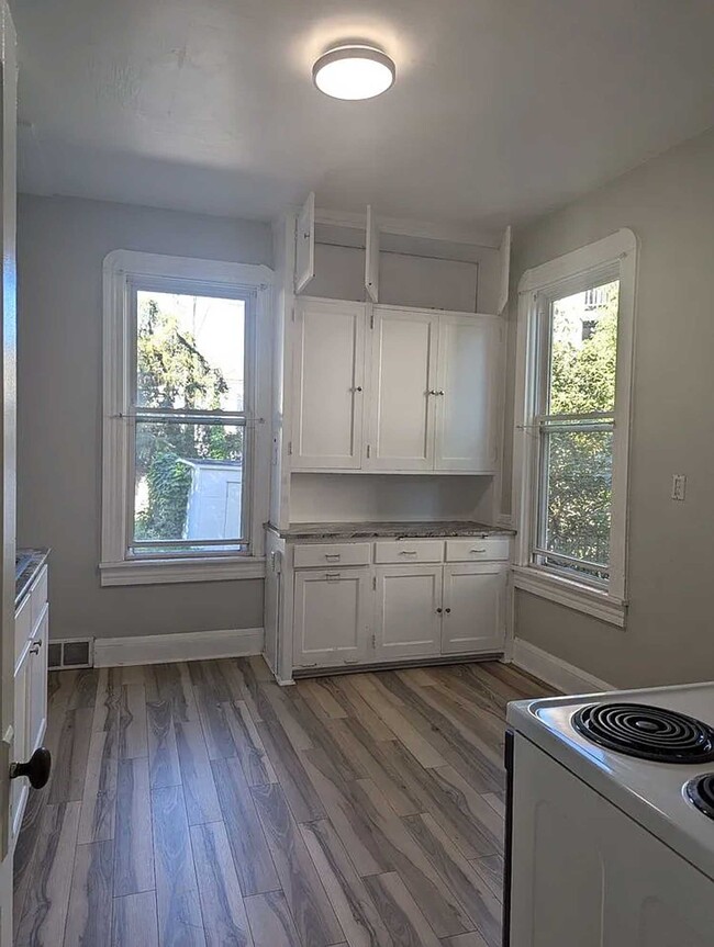 Kitchen - 1045 Cromwell Ave