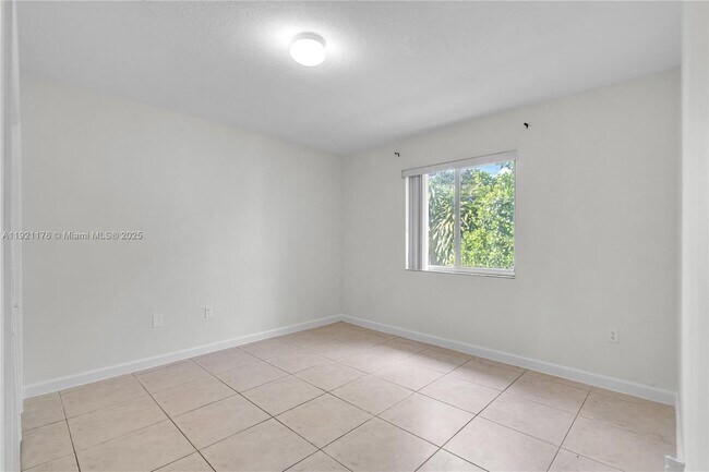 Building Photo - 2815 SW 39th Ave