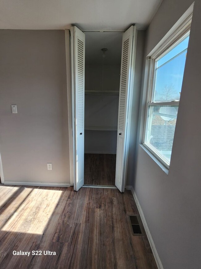 Building Photo - Spacious 2 Bedroom TownHouse!