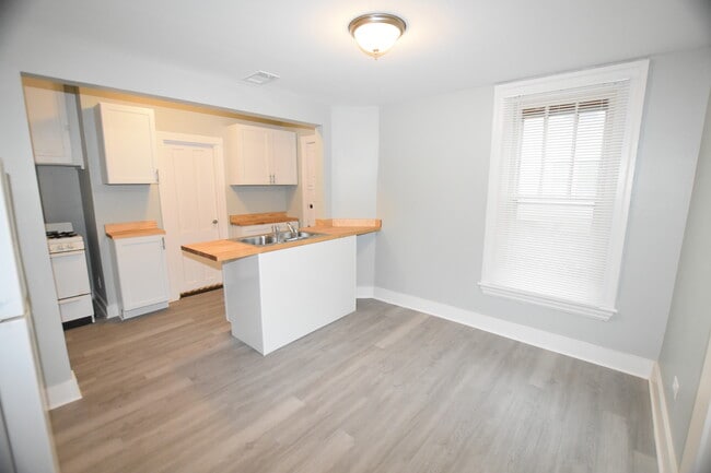 Building Photo - 426 N Lake St