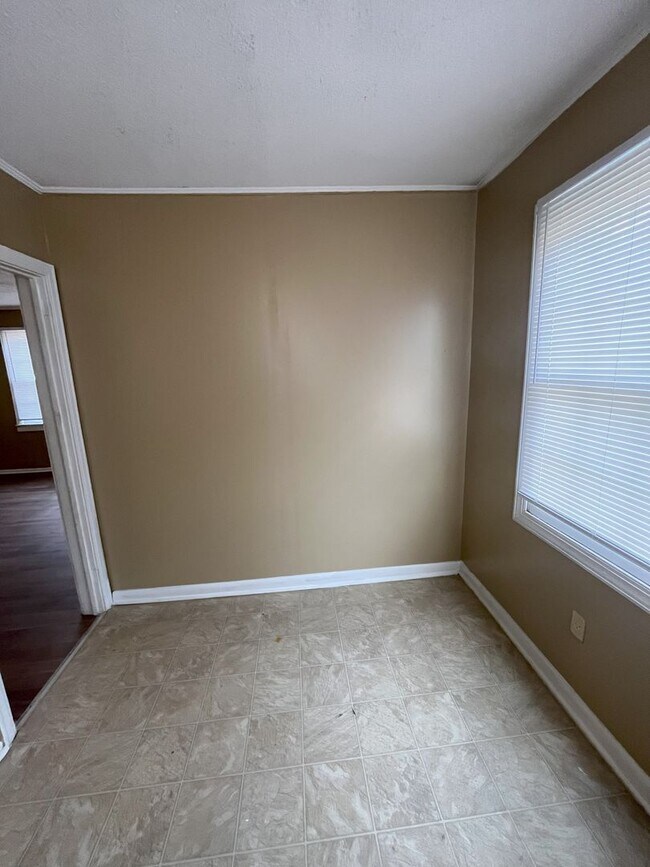 Building Photo - Relax on the Porch: Cozy 2-Bedroom Home in Talladega!!!