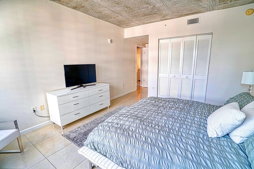 Primary Photo - 3250 NE 1st Ave