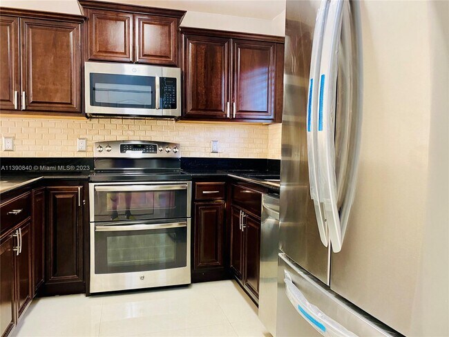 Building Photo - 6225 SW Kendale Lakes Cir