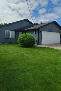 Building Photo - **** CLEAN AND CONVENIENT ****
