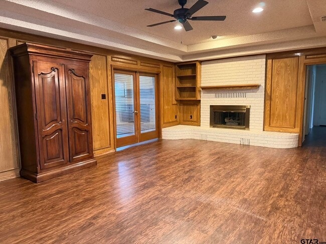 Building Photo - 2304 Deanna Ave