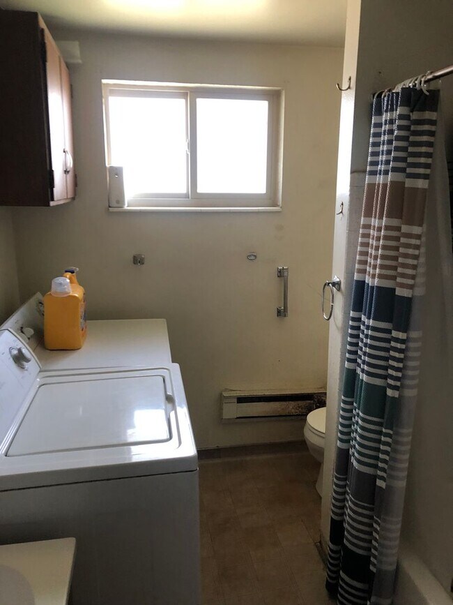 Building Photo - 2 Bedroom Apartment