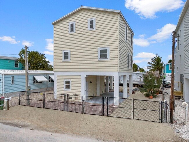 Building Photo - 215 Allen Ave