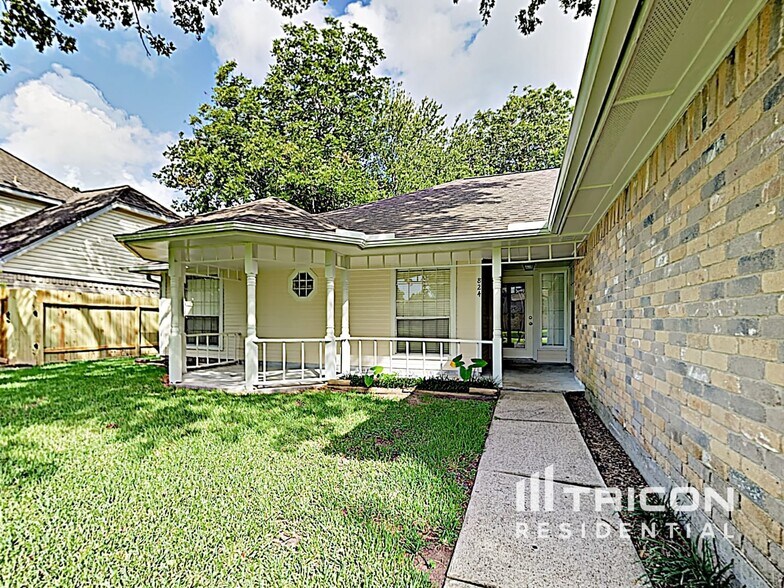 Building Photo - 824 Oakridge Dr