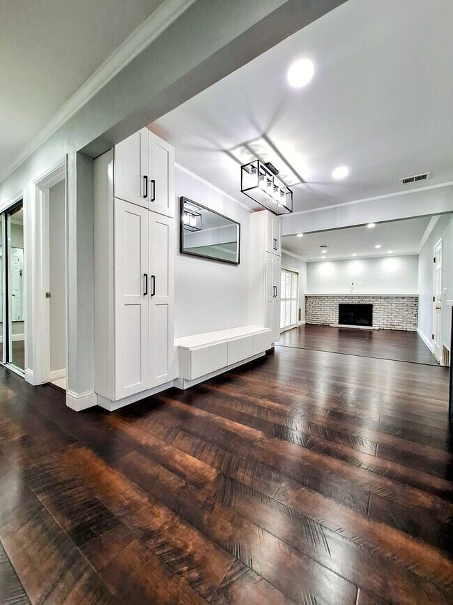 Building Photo - Beatifully Remodeled 3bd Single Story Hous...