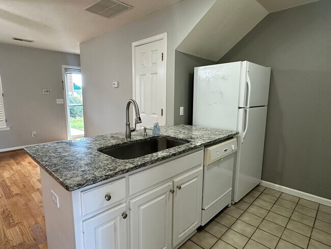 Building Photo - 2 bedroom/1.5 bath end unit townhome in gr...