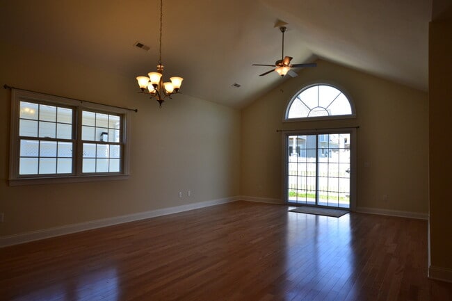 Building Photo - Luxury Paired Home