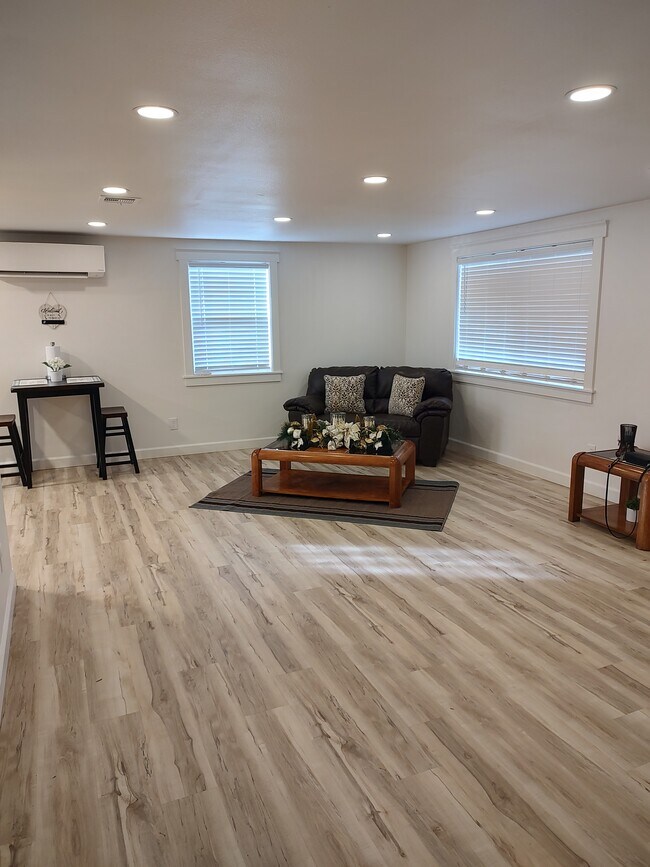 Building Photo - 2011 Tinkle St