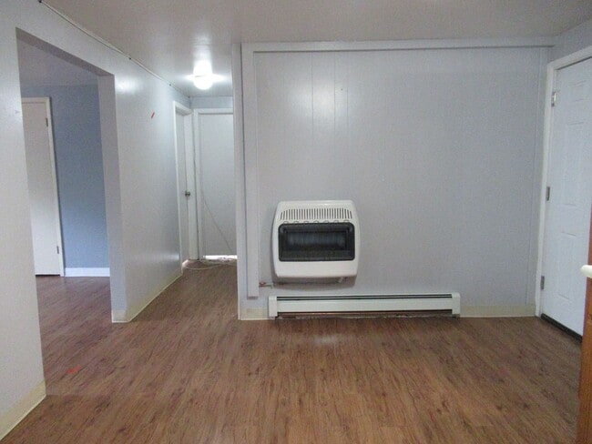 Building Photo - Spacious 3 bed/1 bath basement unit availa...