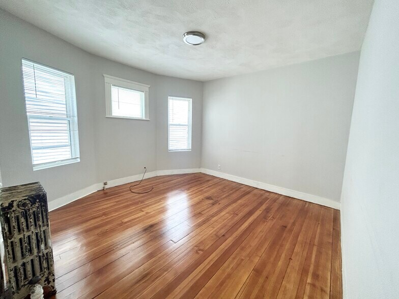 Building Photo - 19 Eastman St