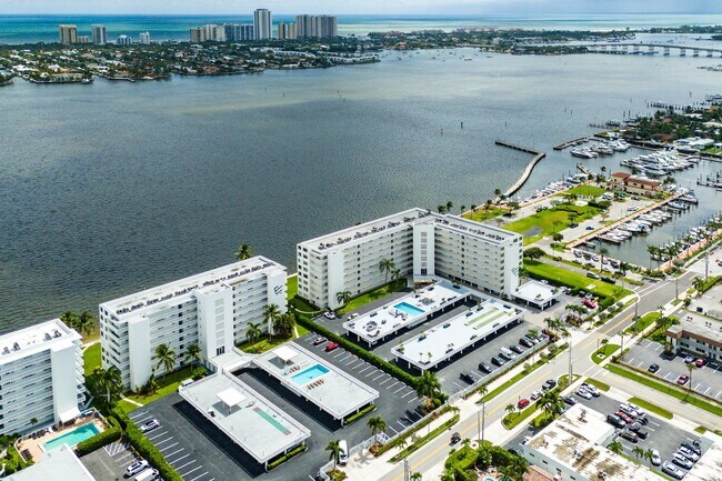 Building Photo - 301 Lake Shore Dr
