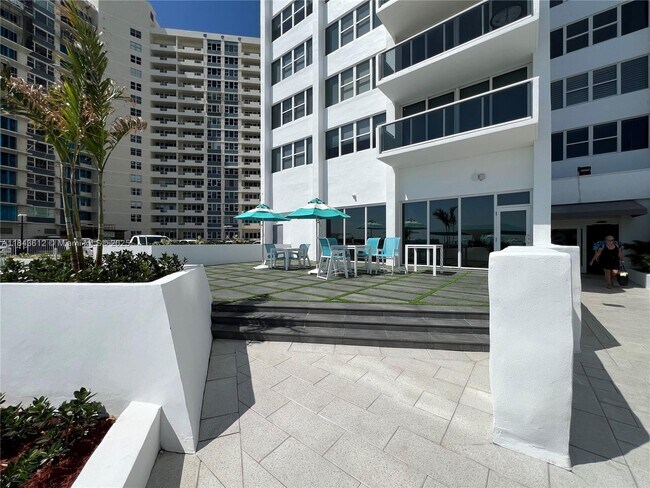 Building Photo - 3140 S Ocean Dr