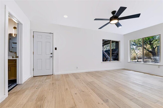 Building Photo - 1201 Loma Dr
