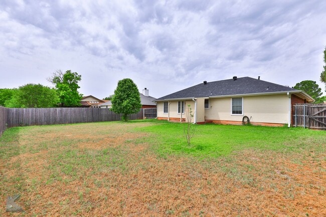 Building Photo - Great 3 bedroom 2 bath home in Wylie district.