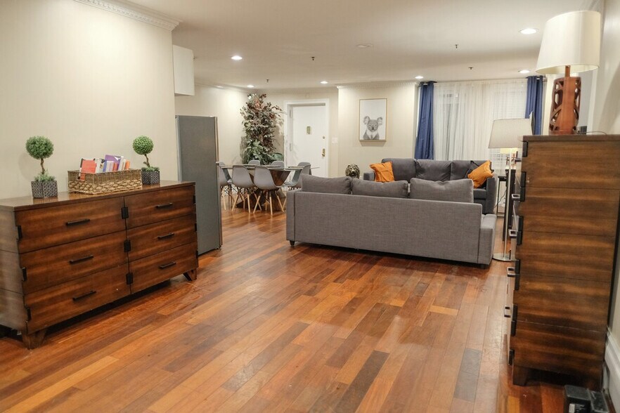 Building Photo - 65 W 107th St