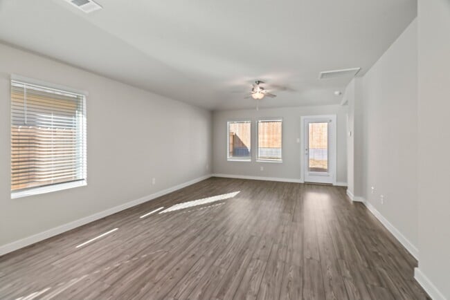 Building Photo - 2014 Darlington Oak Dr