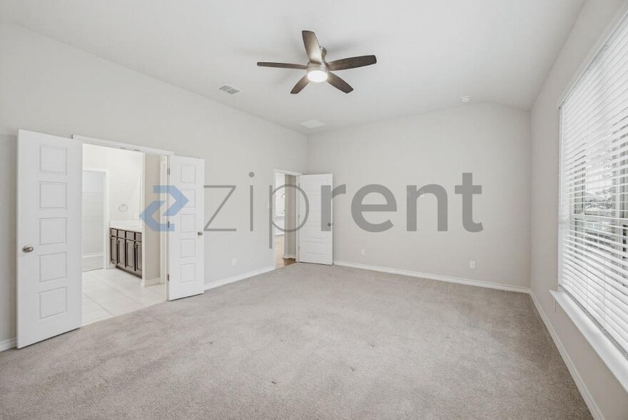 Building Photo - Unit