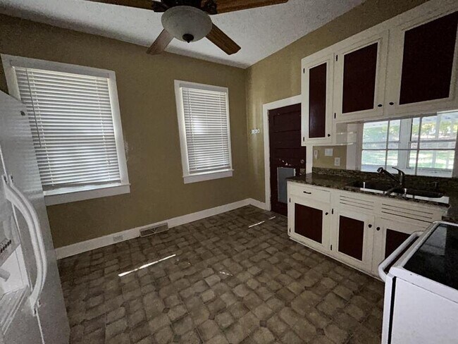 Building Photo - 601 Williams St