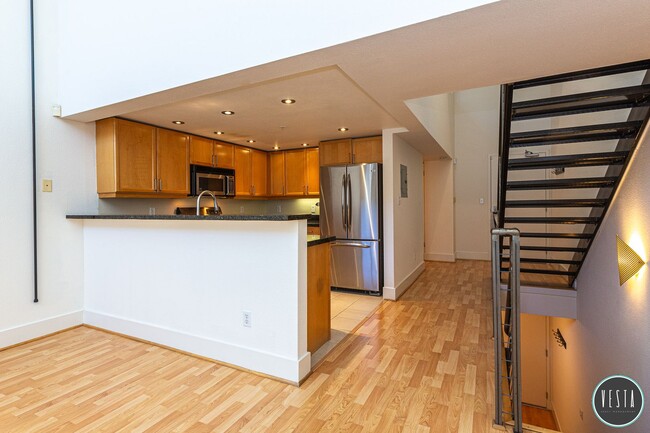 Building Photo - SPACIOUS ARTIST LOFT WITH PRIVATE PATIO & ...