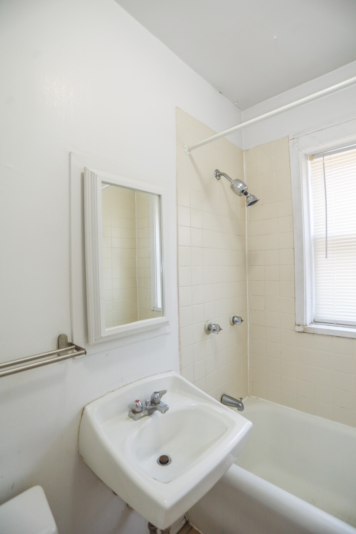 Building Photo - 4250 N Francisco Ave