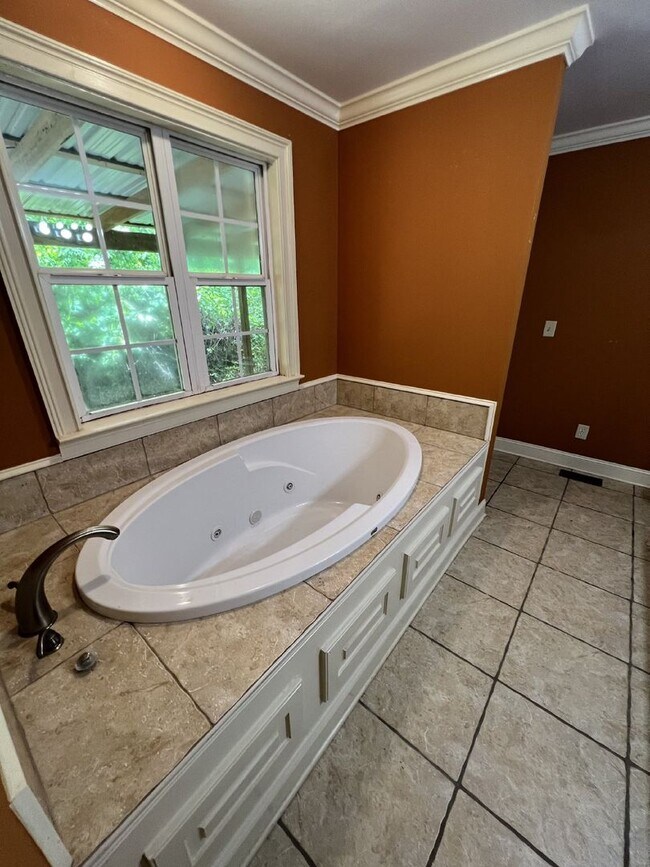 Building Photo - Charming Home in Rock Spring, GA!