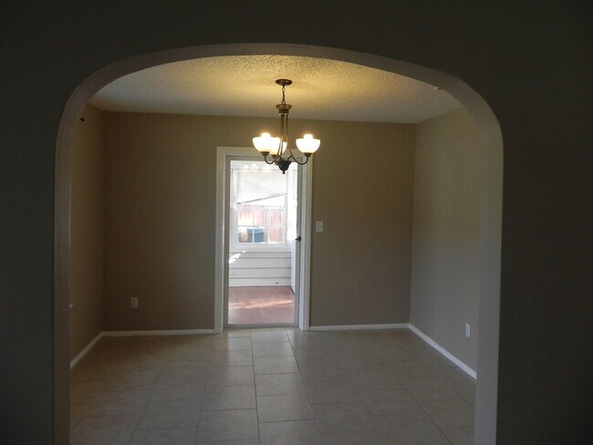 Building Photo - 2704 Spring Park Rd