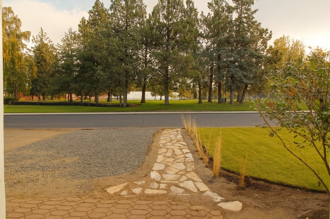 Building Photo - Charming Bend Home with Spacious Bonus Roo...