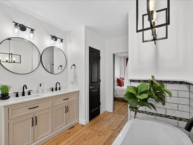 Building Photo - Gorgeous 4 Bedroom 2.5 Bathroom Available ...