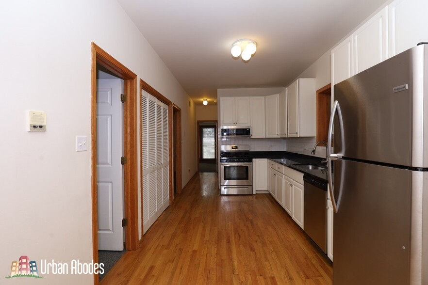 Building Photo - 920 N Paulina St