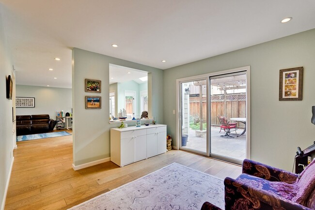 Building Photo - Large 3 Bed 2.5 Bath Townhome walking dist...