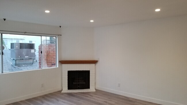 Building Photo - 6525 Woodley Ave